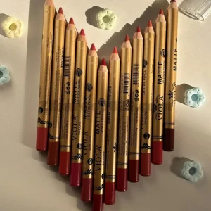 رژلب مدادی بلند پوکه طلایی VIOLA